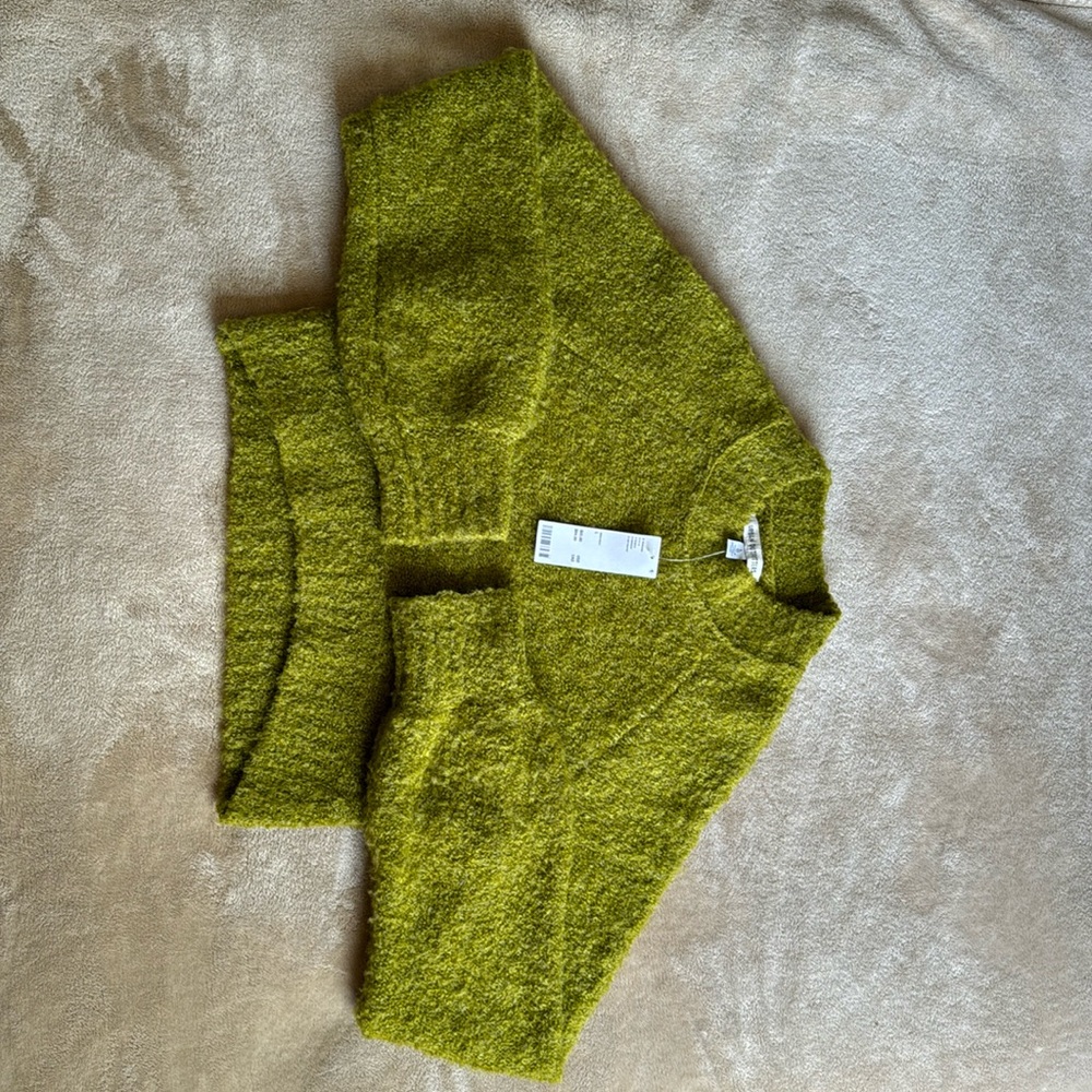 CREW NECK LONG SLEEVE CROP SWEATER